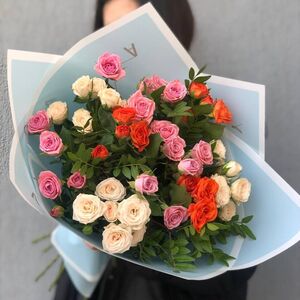 Букет из разноцветных кустовых роз